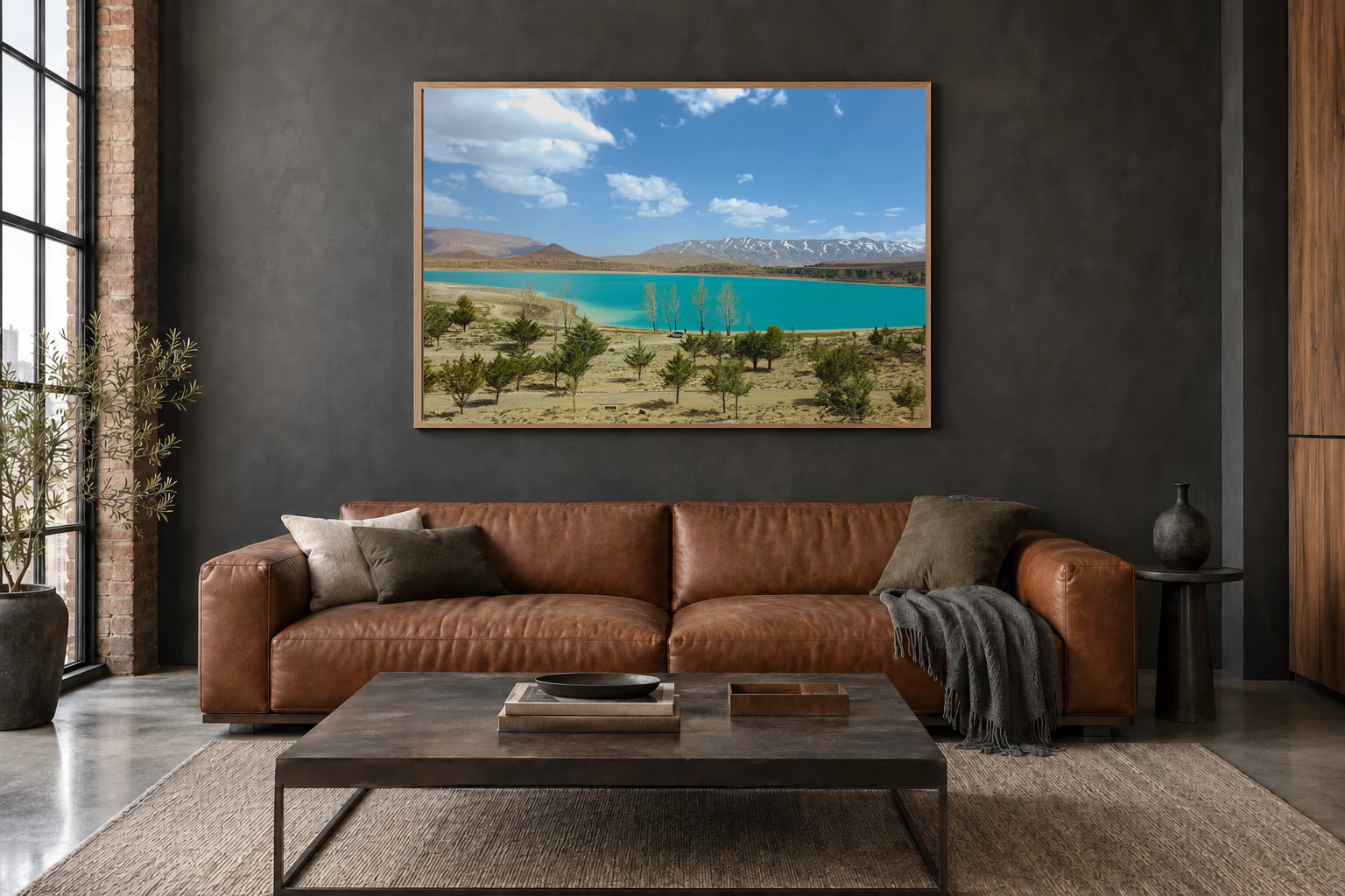Das Werk an einer dunklen Wand im Loft über einem Ledersofa: Türkises Wasser, 120 × 80 cm.