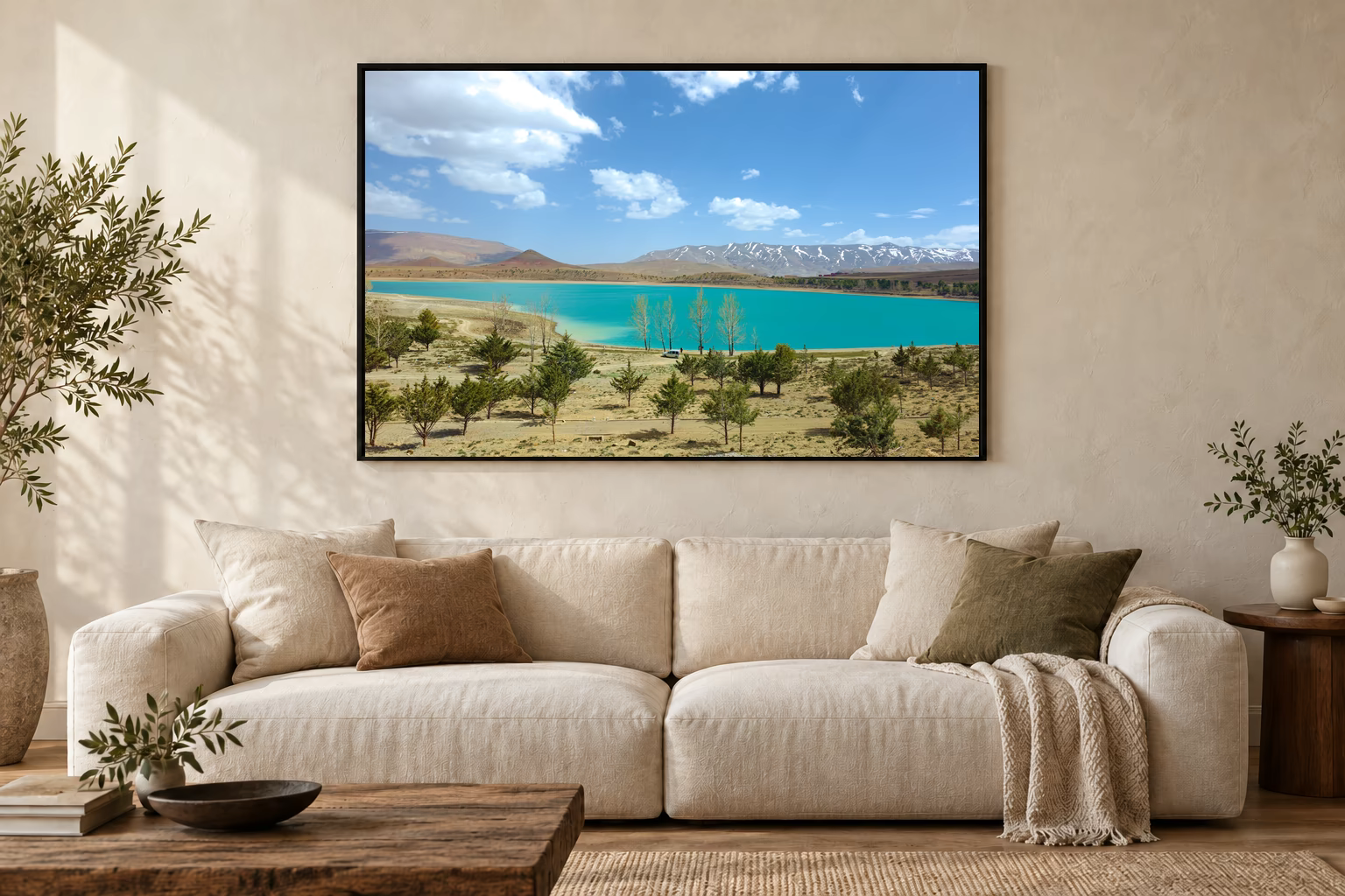 Das Werk an einer hellen Wohnzimmerwand über einem Sofa: Türkises Wasser im Rahmen, 120 × 80 cm.