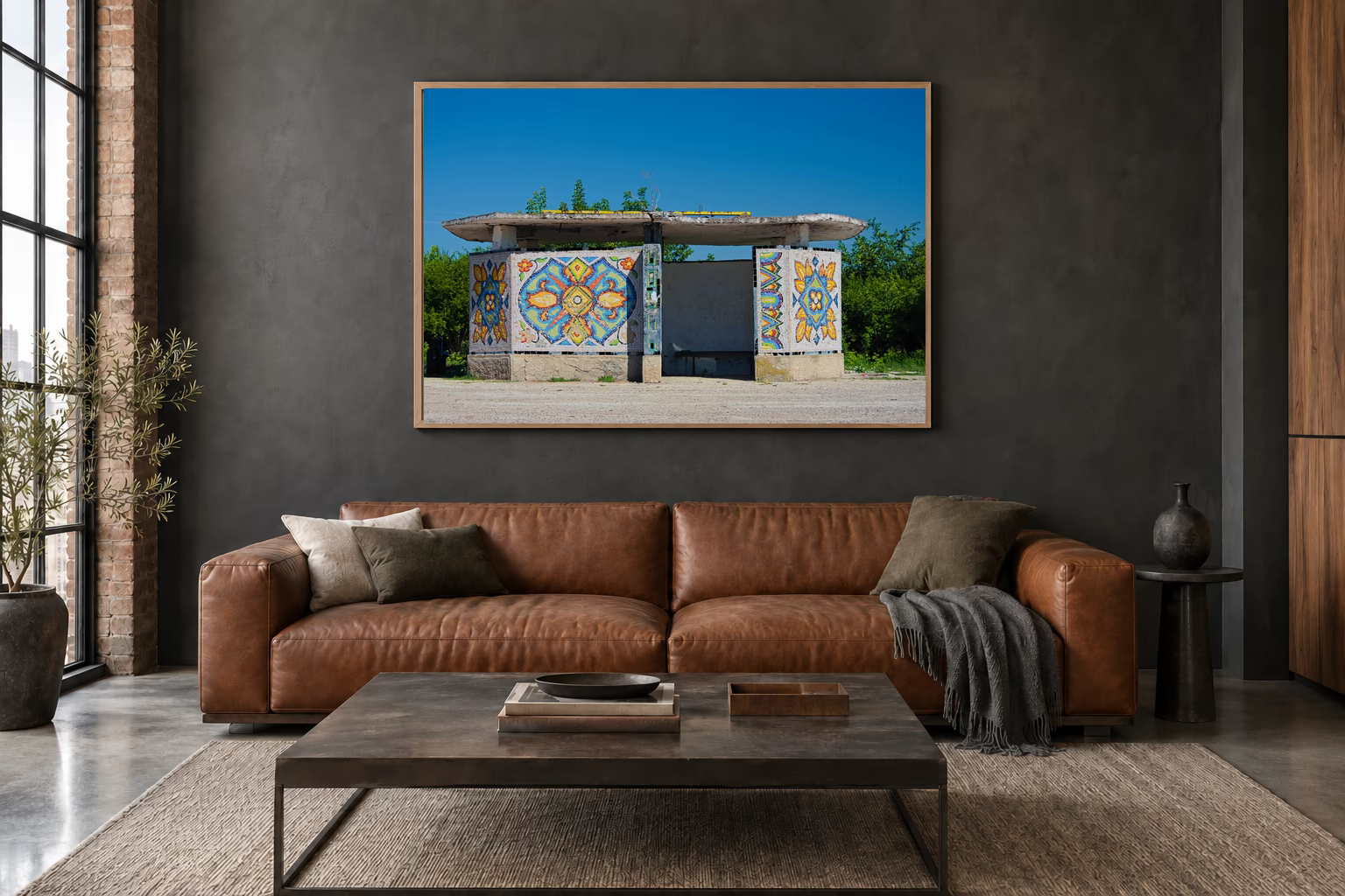 Das Werk an einer dunklen Wand im Loft über einem Ledersofa: Wartehalle mit Blumenmosaik, 120 × 80 cm.