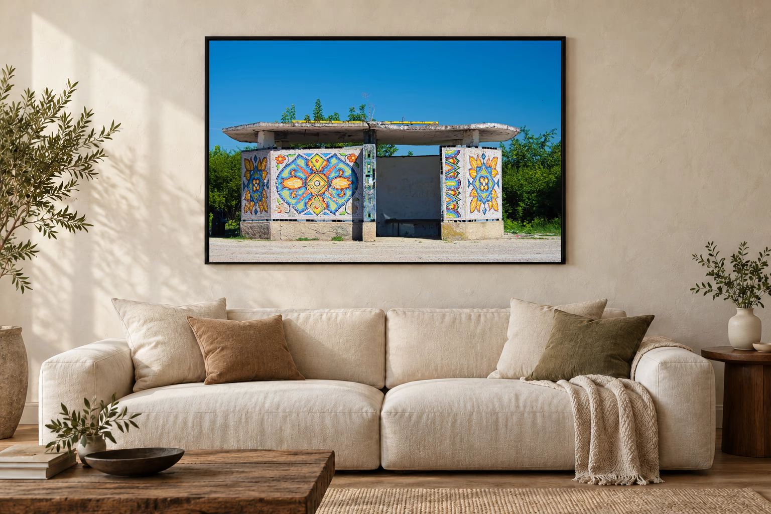 Das Werk an einer hellen Wohnzimmerwand über einem Sofa: Wartehalle mit Blumenmosaik im Rahmen, 120 × 80 cm.