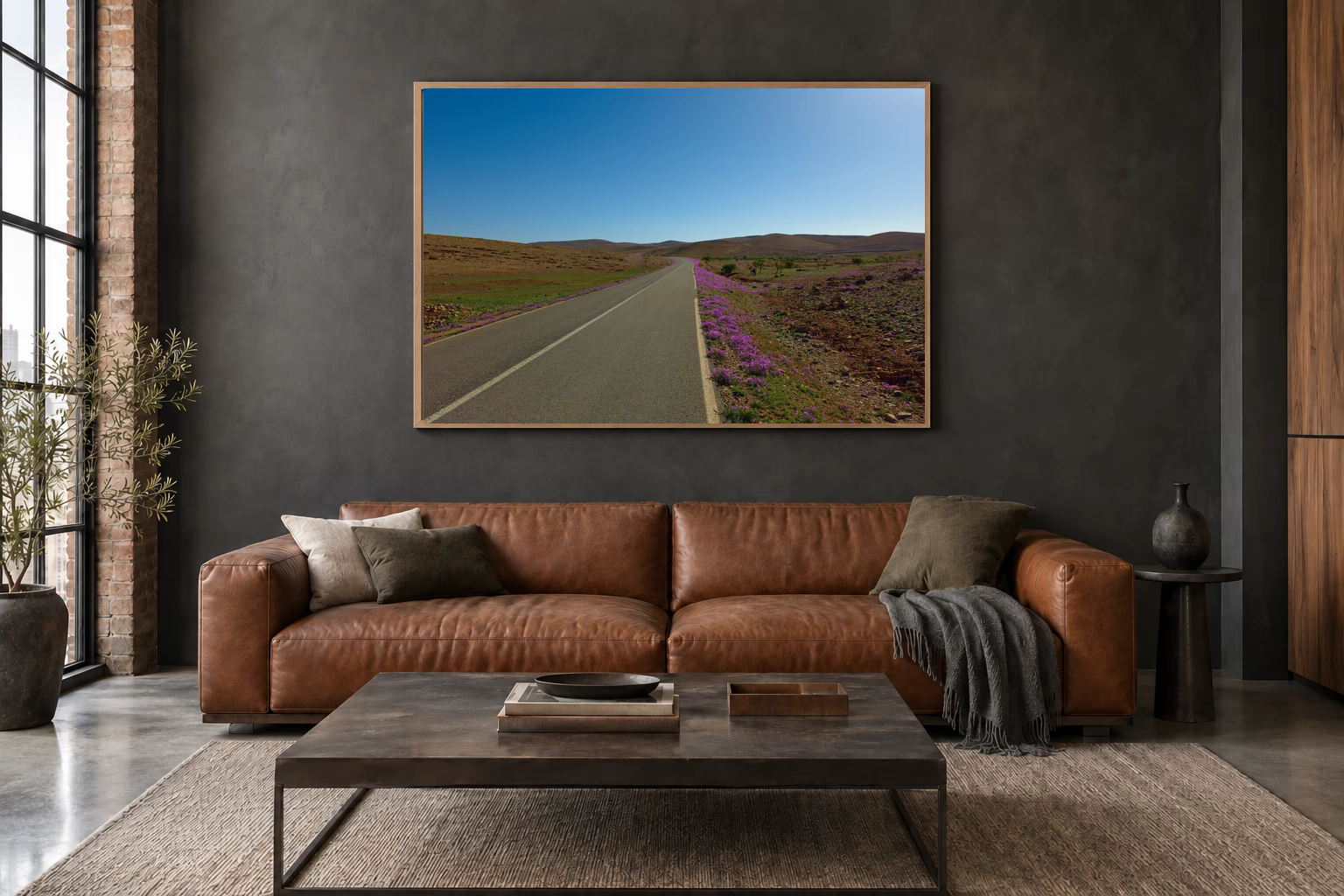 Das Werk an einer dunklen Wand im Loft über einem Ledersofa: Weg durch die Weite, 120 × 80 cm.