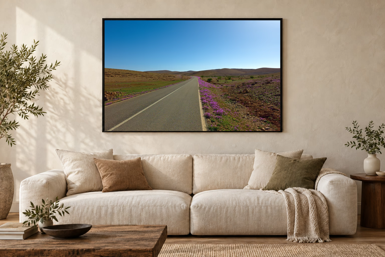 Das Werk an einer hellen Wohnzimmerwand über einem Sofa: Weg durch die Weite im Rahmen, 120 × 80 cm.